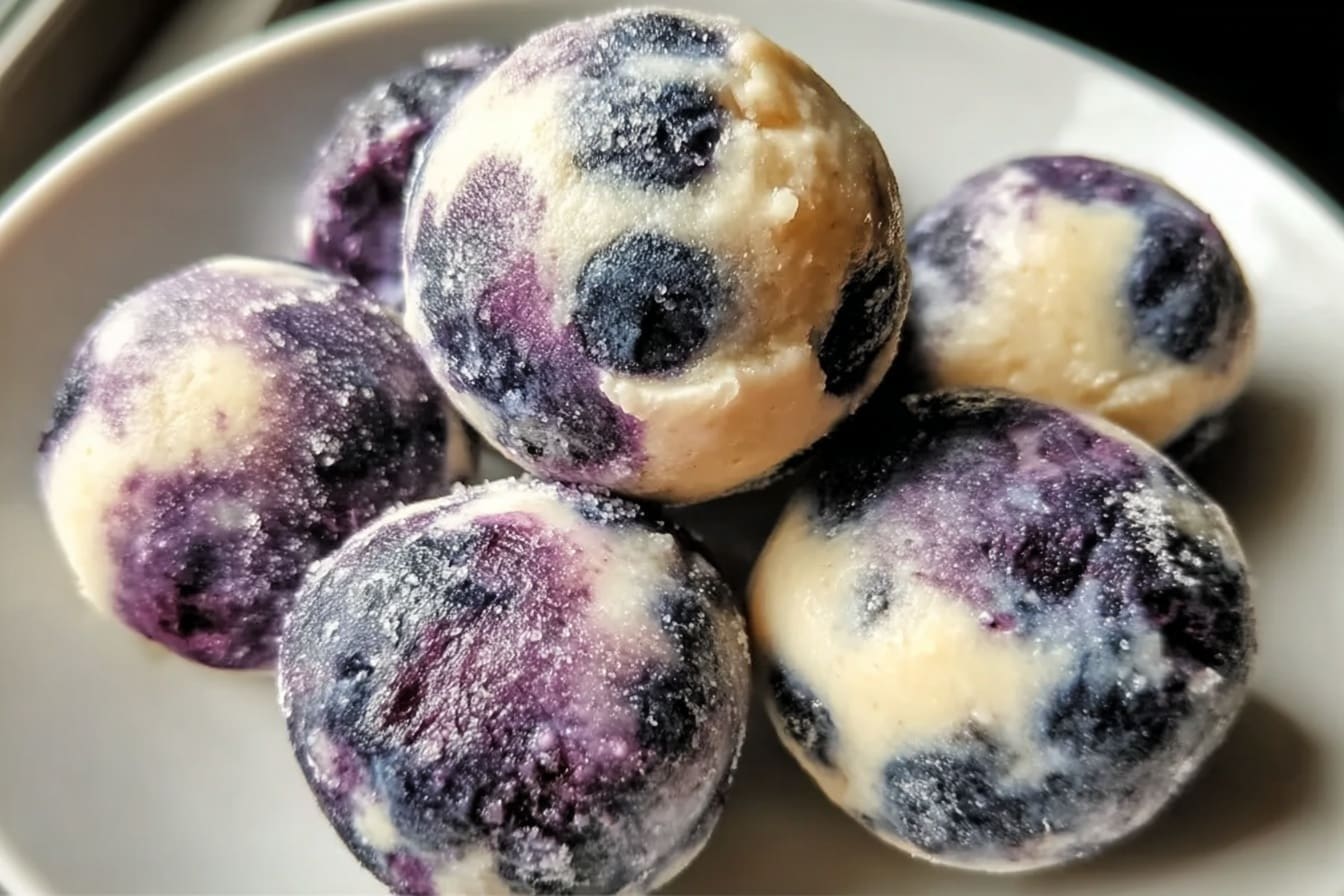 Keto Blueberry Cheesecake Ice Balls Recipe 6 Blaubeer-Käsekuchen-Proteinbällchen